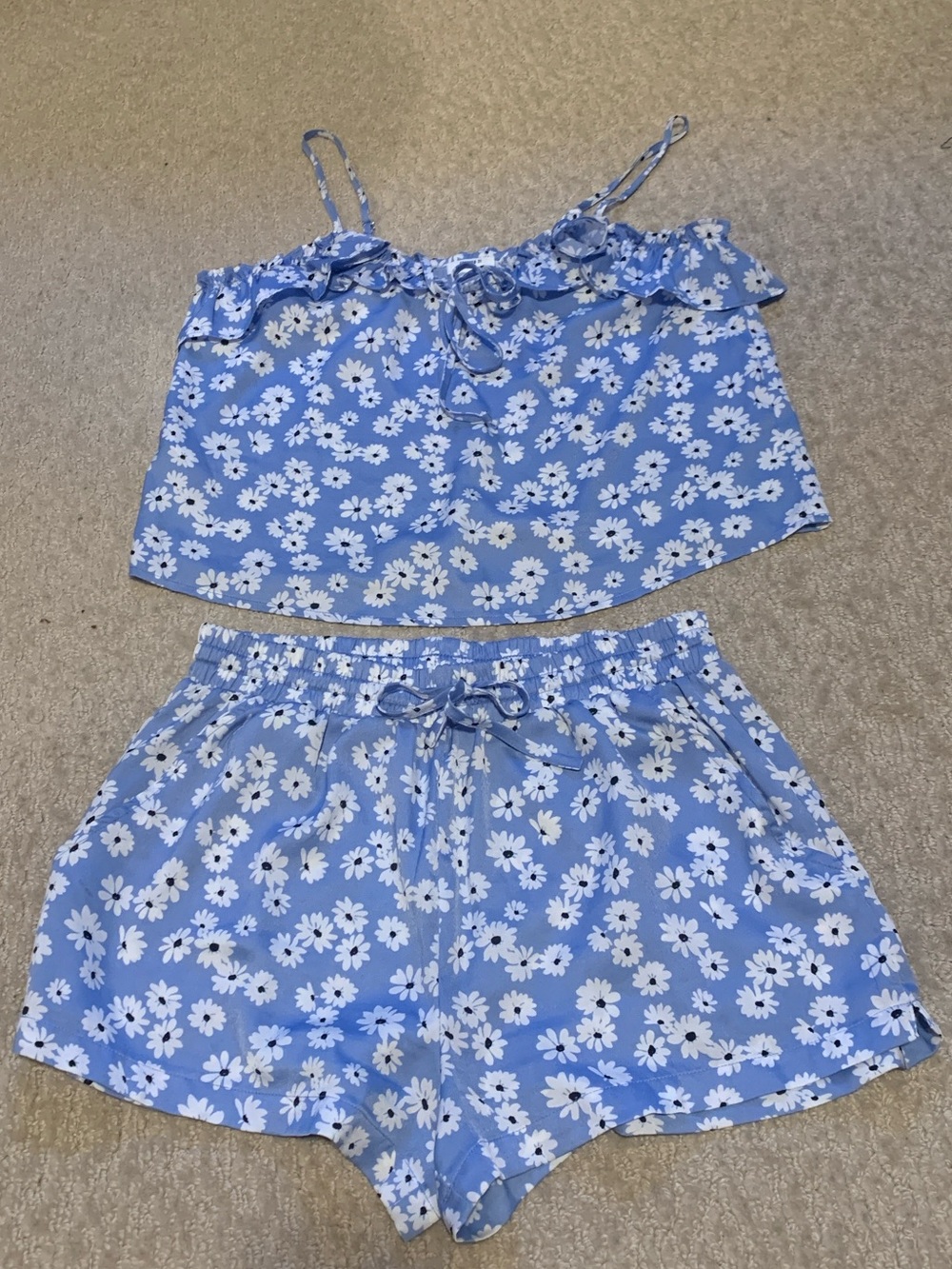 ☀️SUMMER CLEARANCE ITEM☀️Forever21 Medium Daisy Print 2pc
Excellent condition